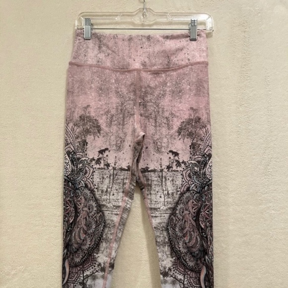 SALE!  4 Pairs!  Evolution and Creation Women's Workout/Yoga Leggings - Picture 3 of 12